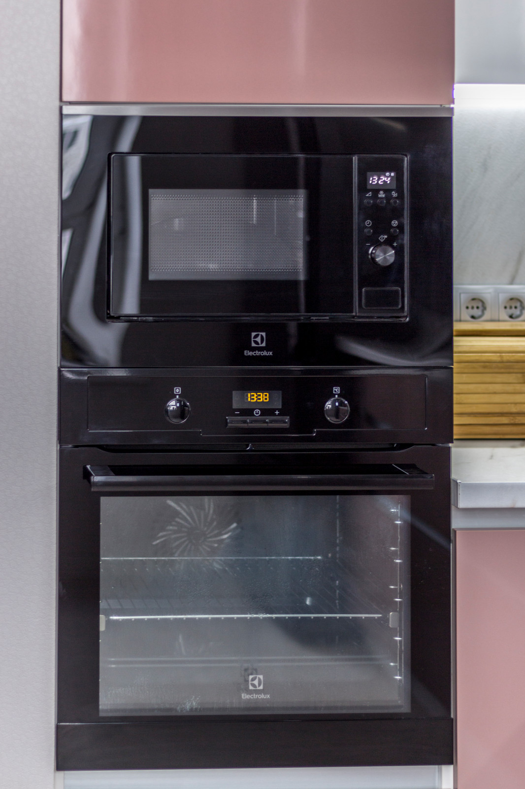 Яркая кухня с фасадами из пластика