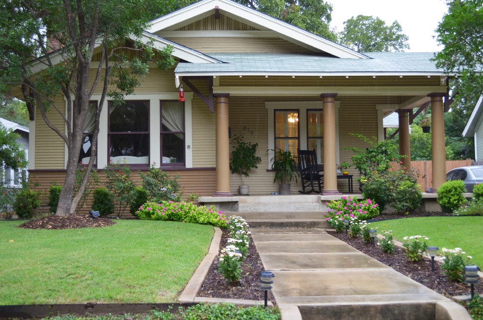 Photo of a traditional one-storey beige exterior in Austin.