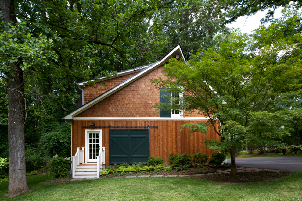 Стильный дизайн: двухэтажный, деревянный, коричневый дом в стиле рустика с двускатной крышей, металлической крышей, коричневой крышей и отделкой доской с нащельником - последний тренд