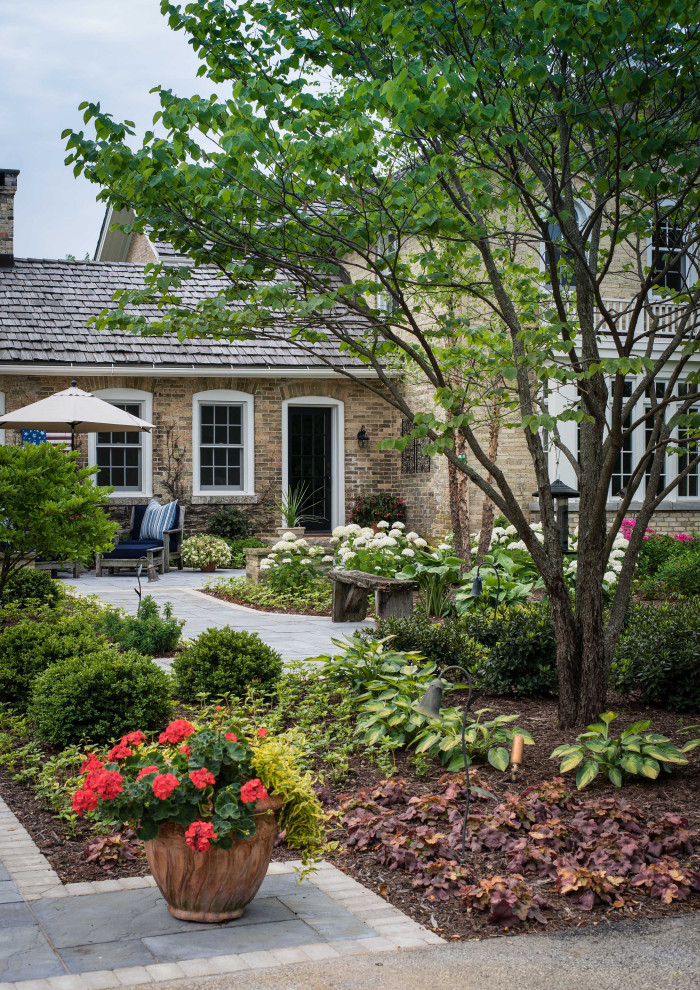 This is an example of a farmhouse landscaping in Milwaukee.