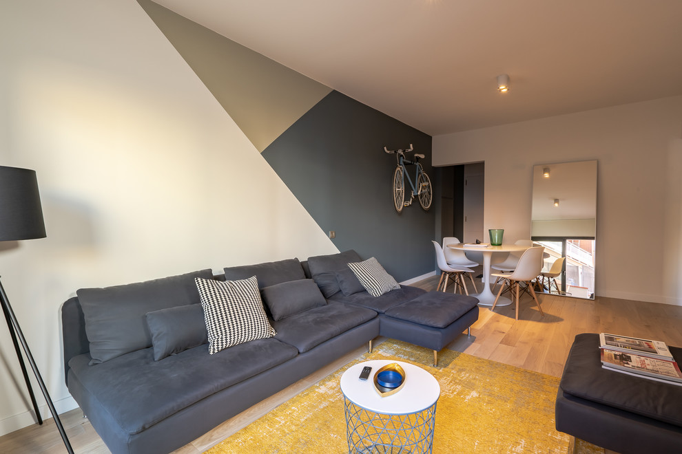 Diseño de comedor moderno de tamaño medio abierto con paredes azules