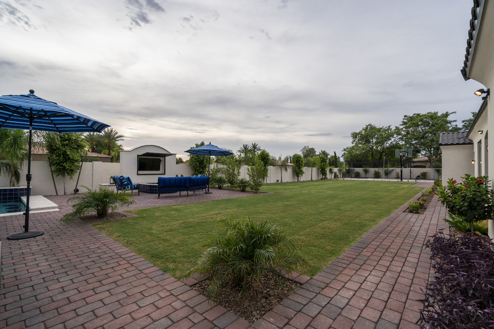 Transitional home design photo in Phoenix