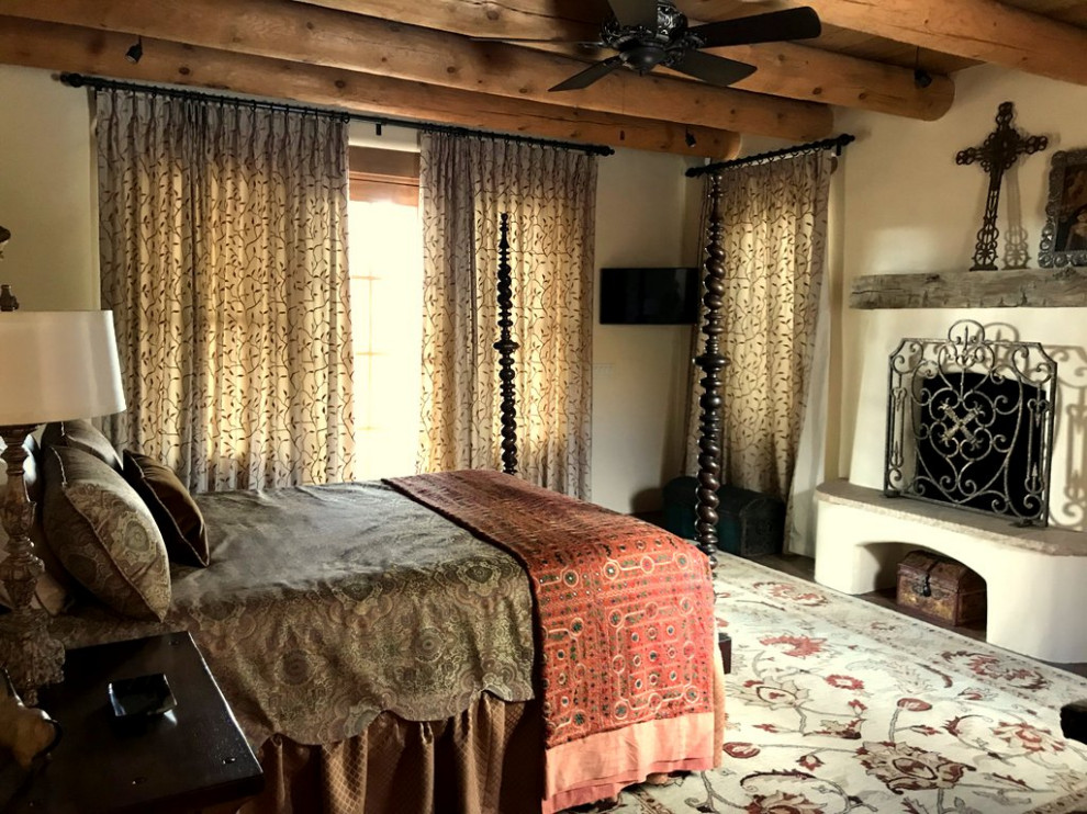 アルバカーキにある中くらいなトラディショナルスタイルのおしゃれな主寝室 (白い壁、レンガの床、標準型暖炉、レンガの暖炉まわり、板張り天井) のレイアウト
