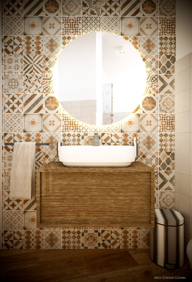 Inspiration pour un petit WC et toilettes design avec un carrelage multicolore, mosaïque, un mur multicolore, parquet clair, une vasque, un plan de toilette en bois, un plan de toilette marron, meuble-lavabo suspendu et différents habillages de murs.