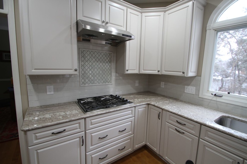 Kitchen - transitional kitchen idea in DC Metro