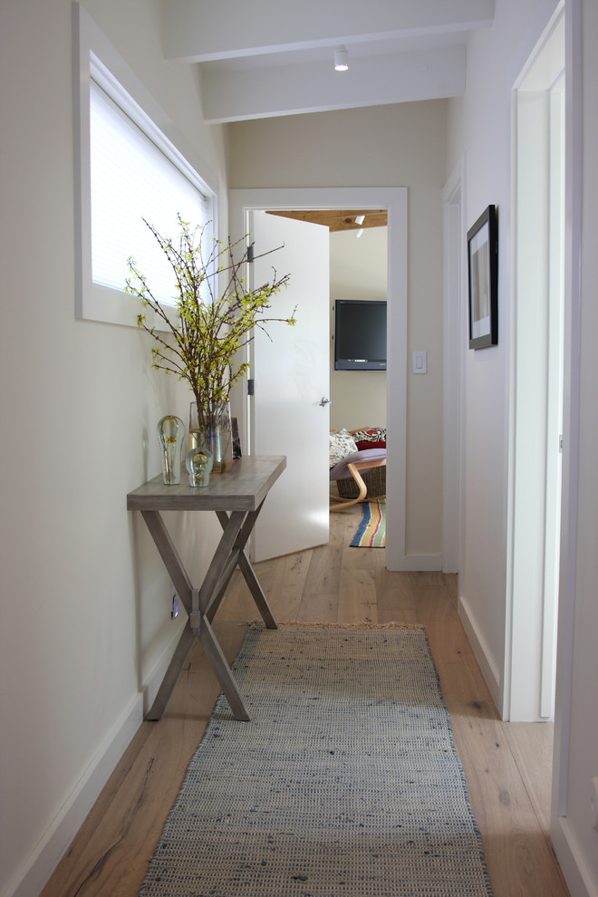 Mountain style hallway photo in Los Angeles