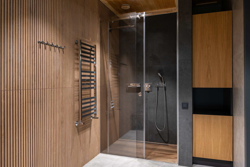 Идея дизайна: большая ванная комната в деревянном доме в современном стиле с плоскими фасадами, светлыми деревянными фасадами, душем в нише, серой плиткой, керамогранитной плиткой, бежевыми стенами, полом из керамогранита, душевой кабиной, серым полом, душем с раздвижными дверями и деревянным потолком
