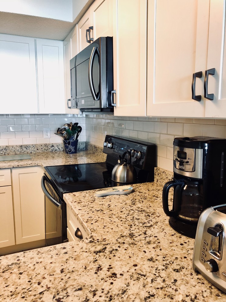 Small transitional u-shaped kitchen photo