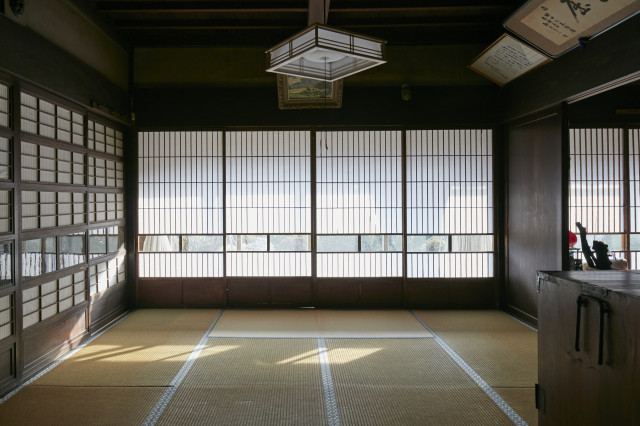上谷の古民家　令和の改修 japanisch-modern-wohnbereich