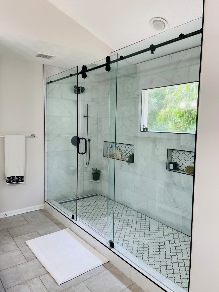 Foto de cuarto de baño principal minimalista grande con ducha doble, baldosas y/o azulejos blancos, baldosas y/o azulejos de porcelana y ducha con puerta corredera