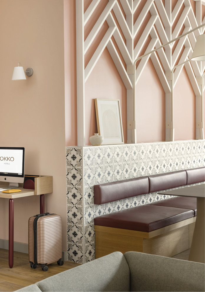 На фото: большая гостиная-столовая в современном стиле с розовыми стенами, светлым паркетным полом, стандартным камином, фасадом камина из плитки и панелями на стенах