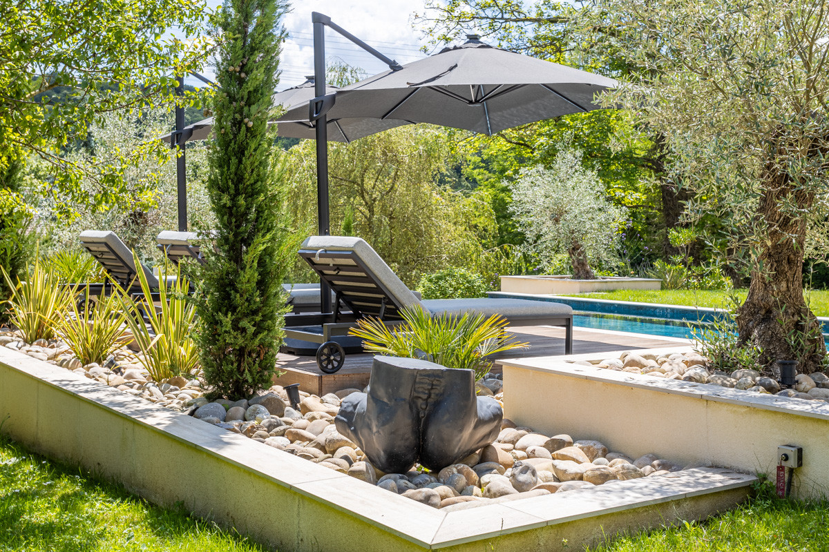 Création d'un grand jardin avec piscine