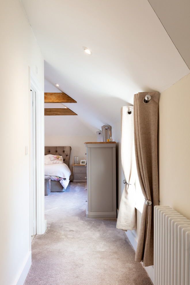 Inspiration for a mid-sized traditional master bedroom in Berkshire.