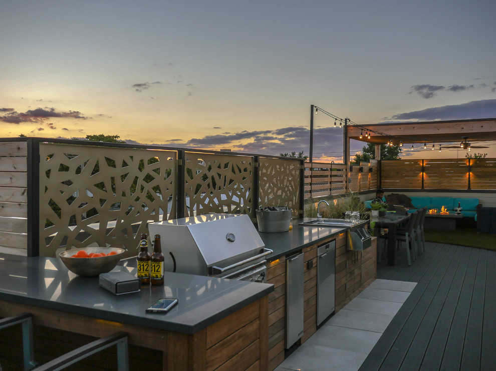Design ideas for a mid-sized eclectic rooftop deck in Chicago.