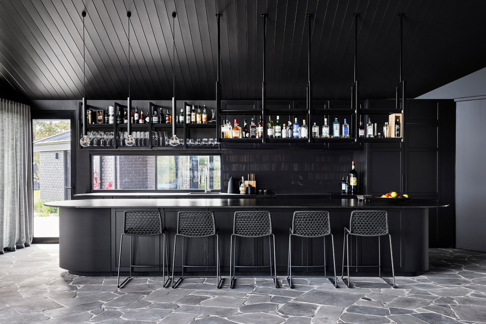 Inspiration pour un grand bar de salon design avec des portes de placard noires, un plan de travail en granite, une crédence noire, une crédence en feuille de verre et plan de travail noir.