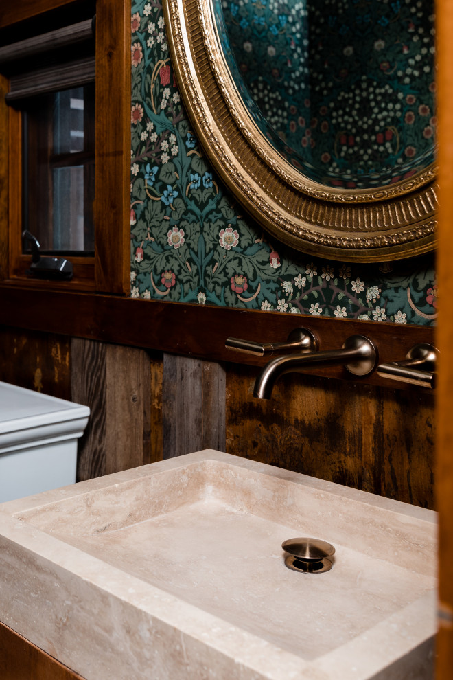 Exemple d'un petit WC et toilettes éclectique avec WC à poser, un mur multicolore, une vasque et du papier peint.