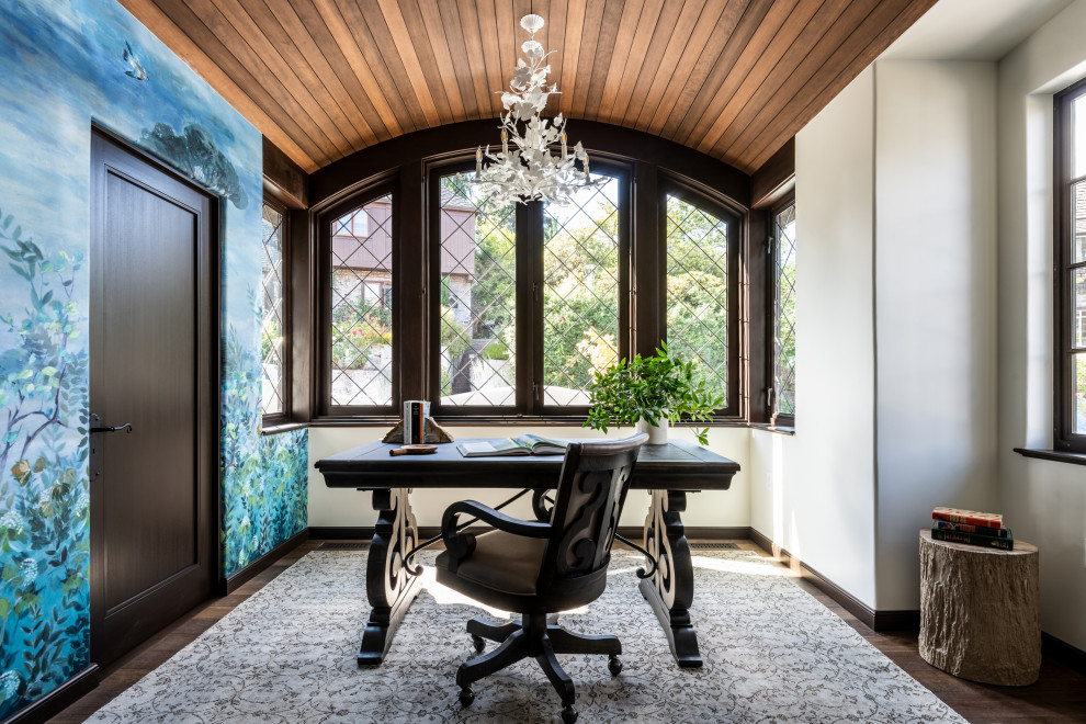 Foto di un ufficio tradizionale di medie dimensioni con pareti multicolore, parquet scuro, scrivania autoportante, pavimento marrone e soffitto in legno