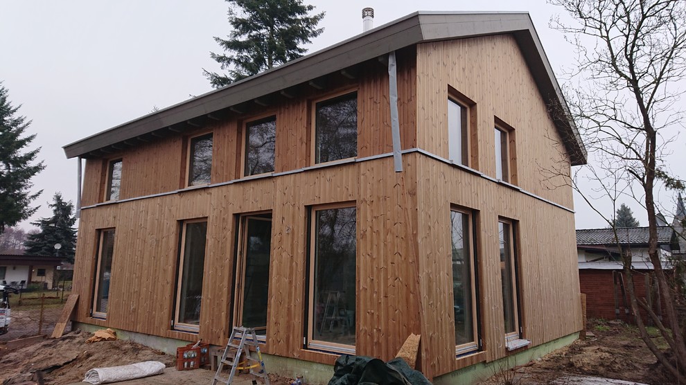 Holzfassade Haus mit Holzfassade und brauner Fassadenfarbe in Berlin
