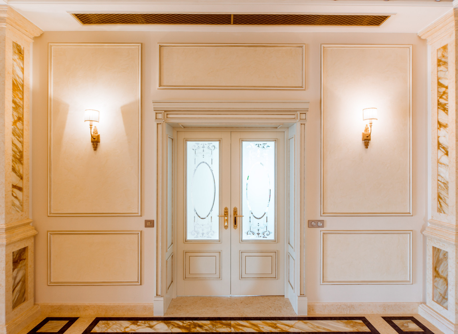 Все классические интерьеры в рыжем, один я в белом!