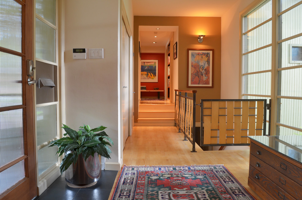 Mid-century modern entryway photo in Dallas