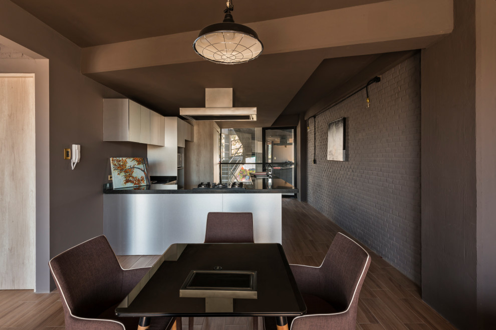 Свежая идея для дизайна: маленькая гостиная-столовая в стиле модернизм с серыми стенами, полом из керамической плитки, коричневым полом, балками на потолке и кирпичными стенами для на участке и в саду - отличное фото интерьера