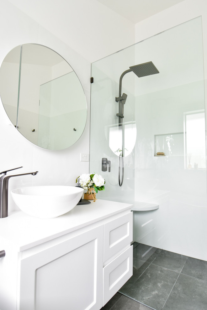 Inspiration för moderna en-suite badrum, med vita skåp, ett fristående badkar, en öppen dusch, vit kakel, keramikplattor, vita väggar, klinkergolv i keramik, bänkskiva i kvarts, grått golv och med dusch som är öppen