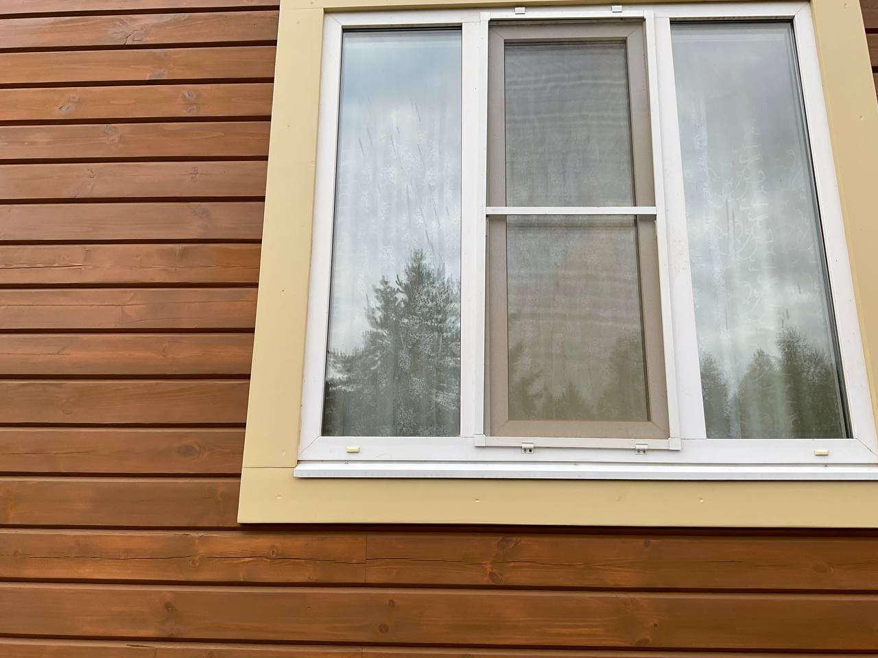 Шлифовка старого лакокрасочного покрытия на брусе и покраска масловоском