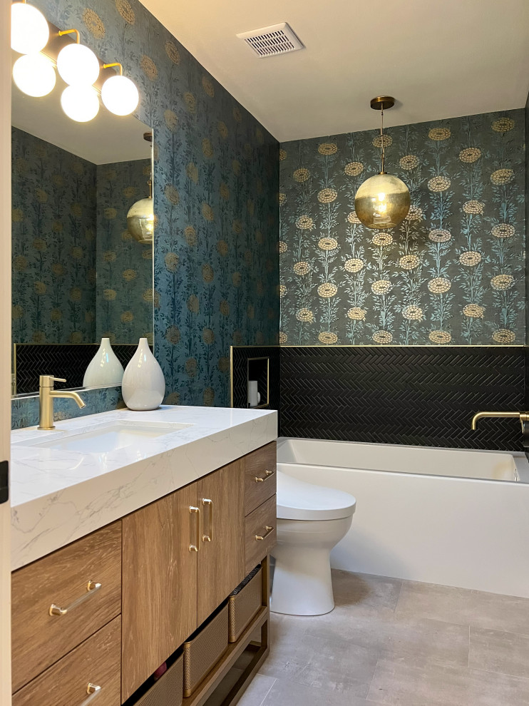 Bild på ett litet nordiskt vit vitt badrum med dusch, med släta luckor, ett platsbyggt badkar, en bidé, svart kakel, keramikplattor, klinkergolv i keramik, marmorbänkskiva, beige skåp, flerfärgade väggar, ett integrerad handfat och brunt golv
