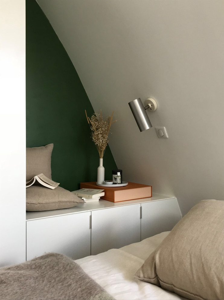 低価格の中くらいなコンテンポラリースタイルのおしゃれな壁面クローゼット (インセット扉のキャビネット、白いキャビネット、ラミネートの床) の写真