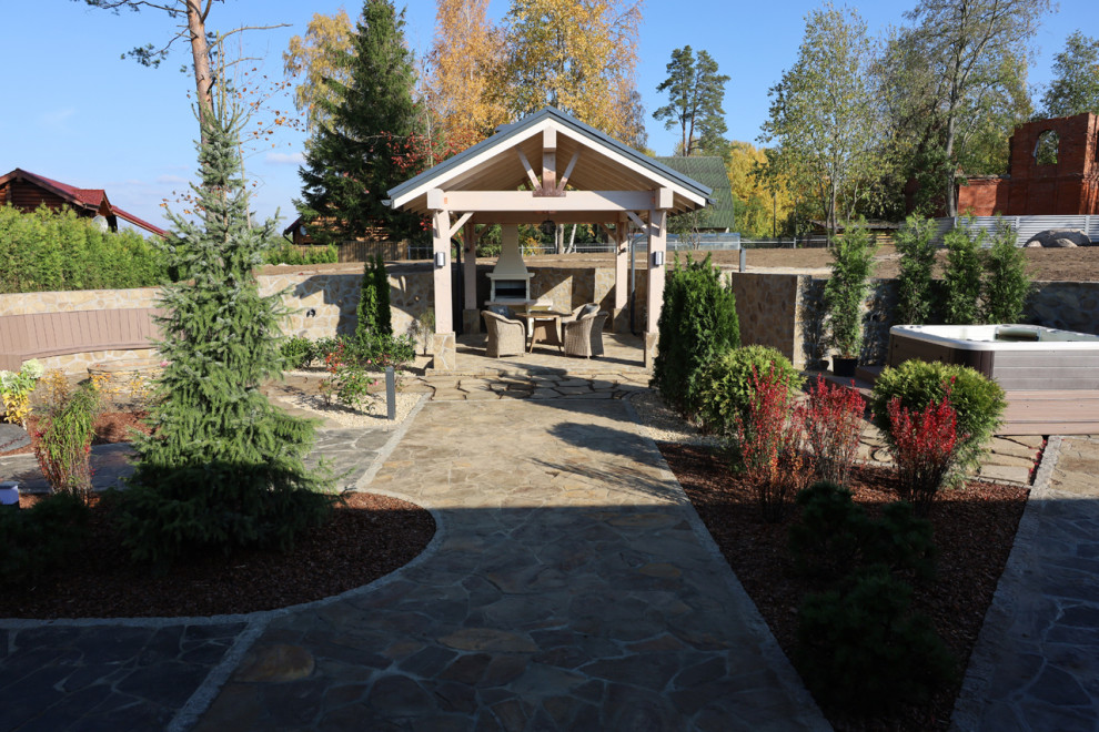 Сад для черной кошки и белого кота