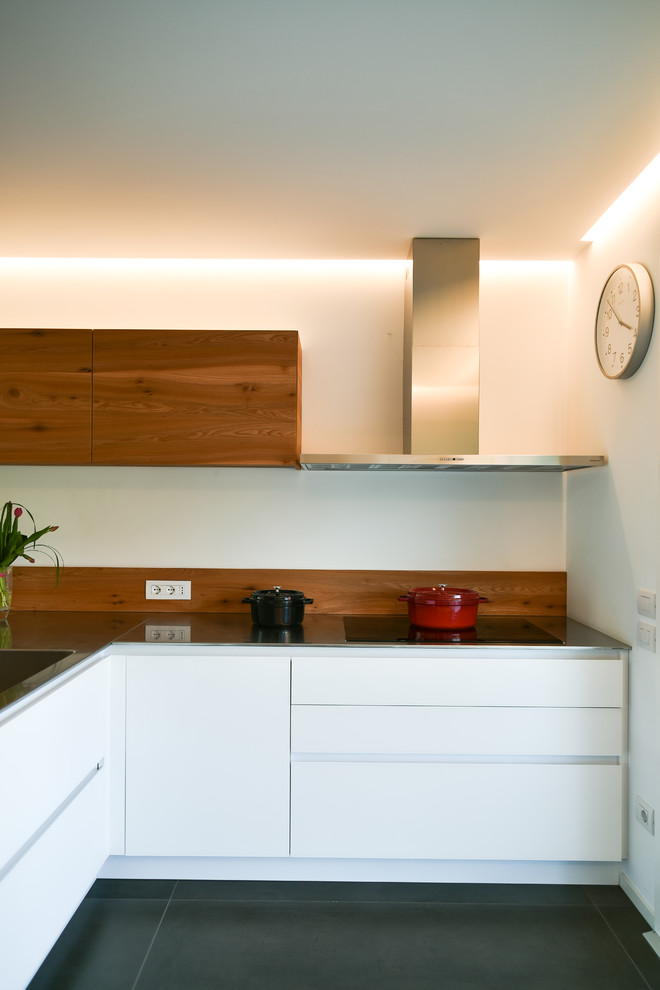 Foto di una cucina a L contemporanea di medie dimensioni con ante lisce e ante bianche