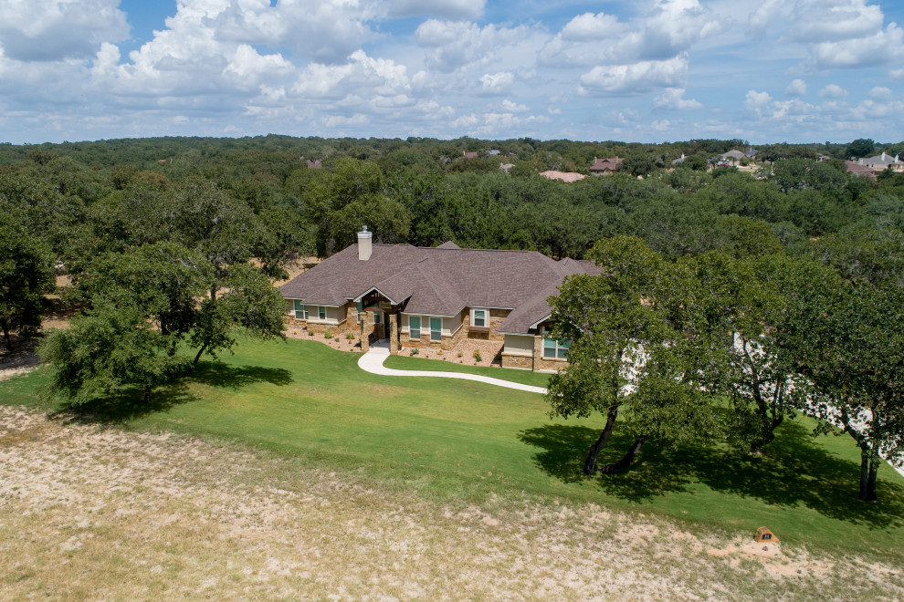 Example of a mountain style home design design in Austin
