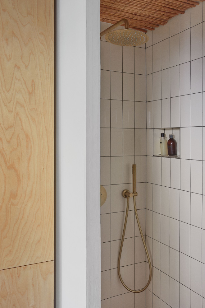 Immagine di una piccola stanza da bagno mediterranea con doccia a filo pavimento, piastrelle bianche, piastrelle in gres porcellanato, pavimento in terracotta e doccia con tenda