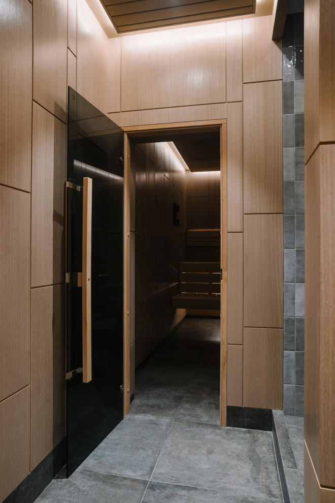 Дверь из серого стекла.