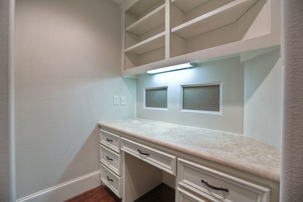 Home design - transitional home design idea in Houston