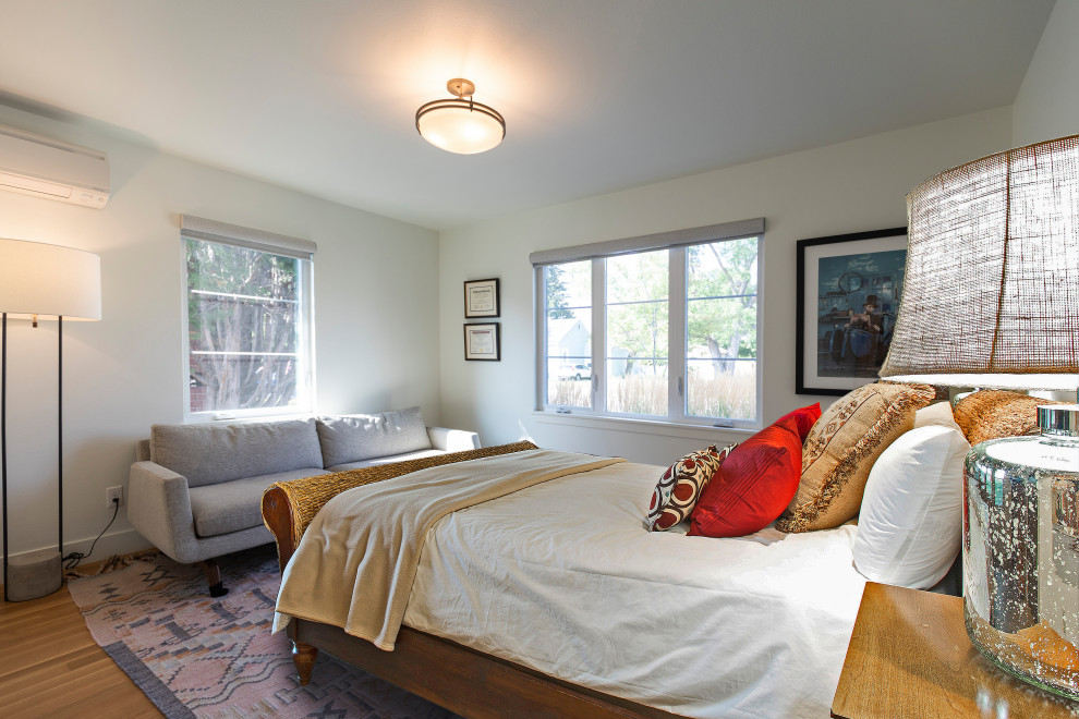 Источник вдохновения для домашнего уюта: гостевая спальня среднего размера, (комната для гостей) в современном стиле с светлым паркетным полом