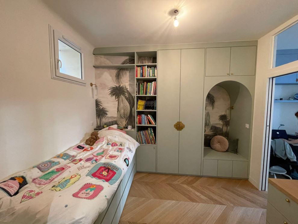 Design ideas for a traditional kids' bedroom in Paris.