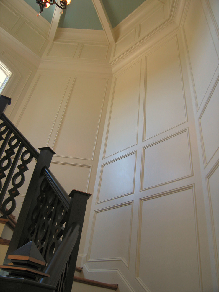 Imagen de escalera clásica grande con escalones de madera y contrahuellas de madera pintada