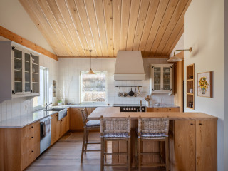 7 Stylish New Kitchens With Wood Cabinets and Details (7 photos)