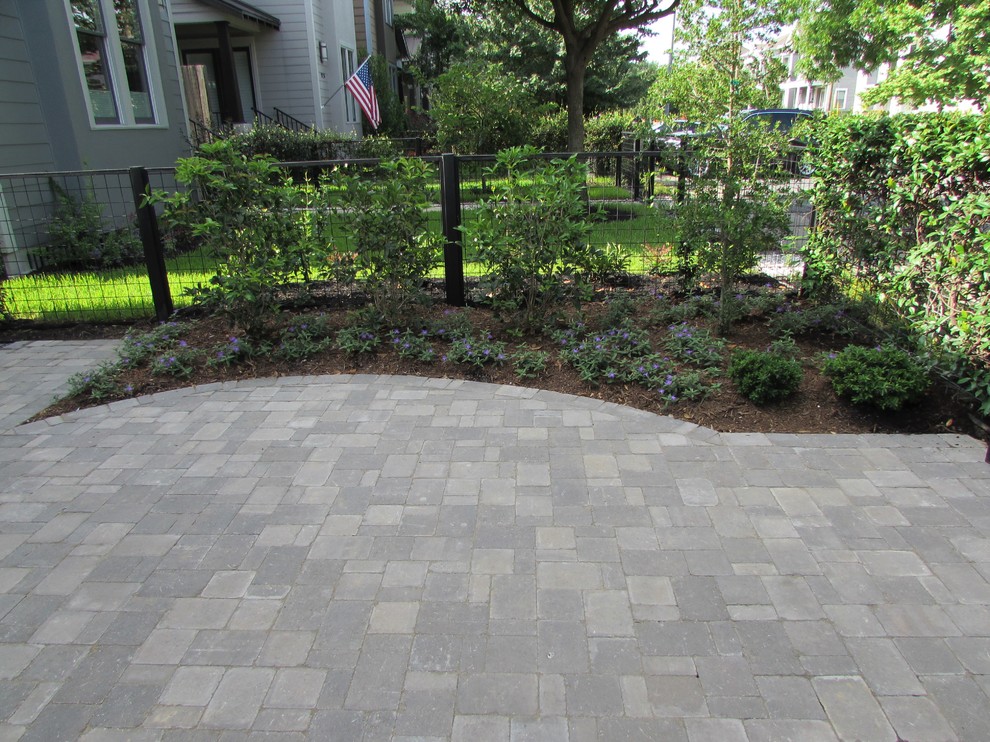 Design ideas for a small contemporary front yard full sun xeriscape in Houston with concrete pavers.