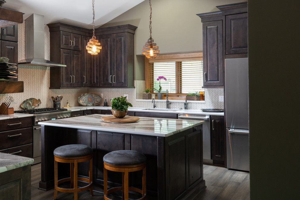Foto på ett avskilt, mellanstort eklektiskt flerfärgad u-kök, med en undermonterad diskho, luckor med upphöjd panel, skåp i slitet trä, bänkskiva i kvarts, vitt stänkskydd, stänkskydd i mosaik, rostfria vitvaror och en köksö