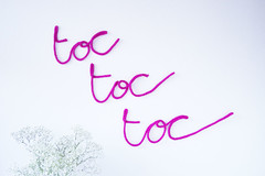 DIY : Les mots habillent les murs grâce à la technique du tricotin