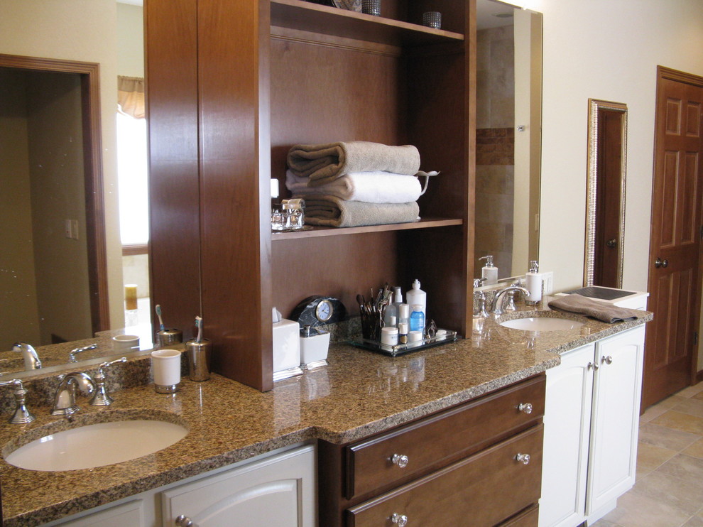Example of a transitional bathroom design in Milwaukee