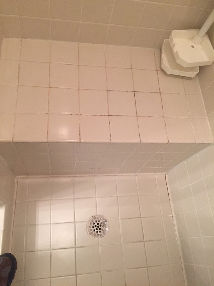 Example of a mid-sized transitional master bathroom design