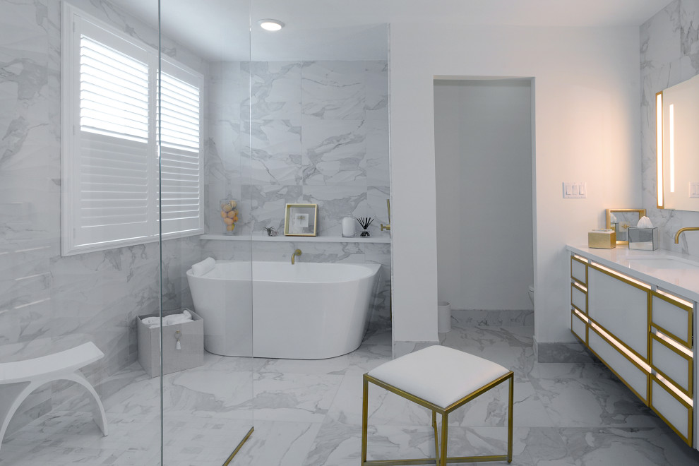 Exempel på ett stort modernt vit vitt en-suite badrum, med luckor med glaspanel, vita skåp, ett fristående badkar, en kantlös dusch, en bidé, vita väggar, klinkergolv i porslin, bänkskiva i kvarts och med dusch som är öppen