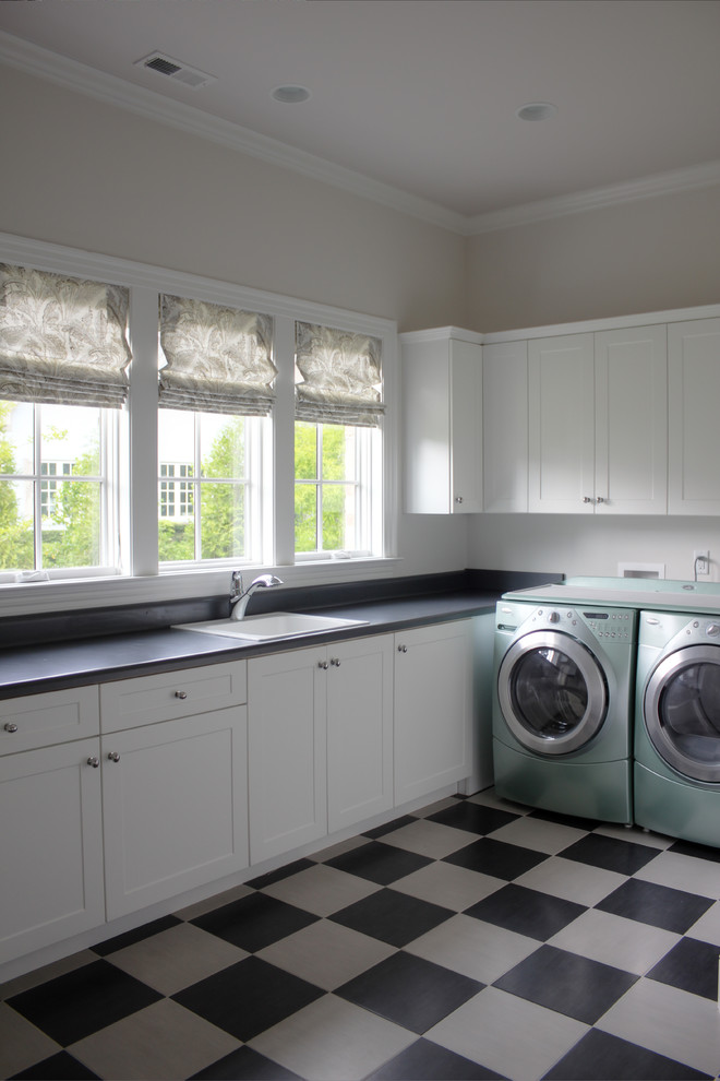 Photo of a traditional laundry room in Wilmington.