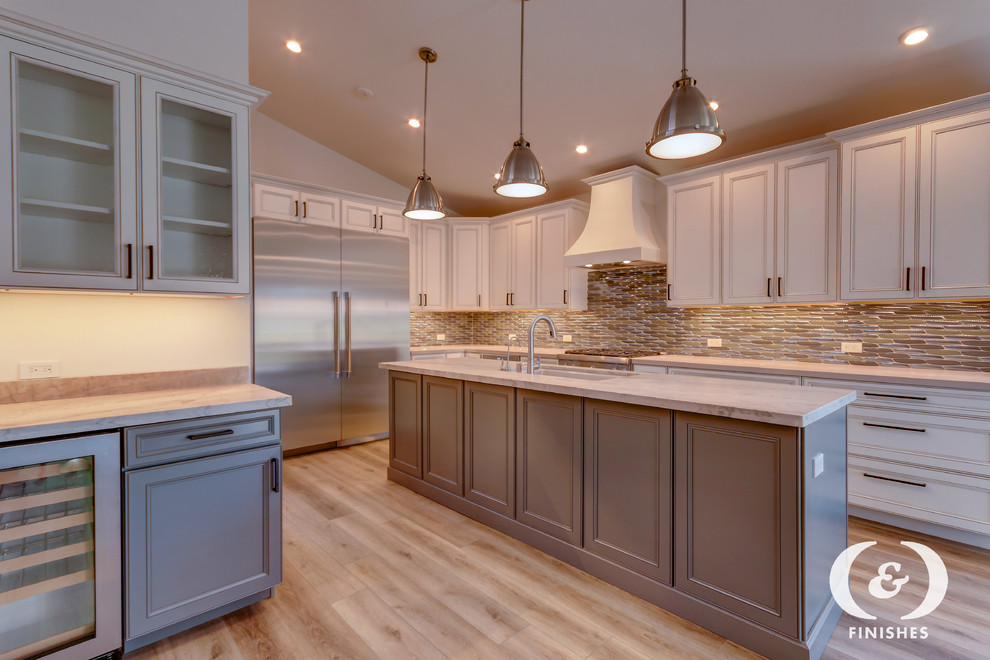 Example of a transitional home design design in Phoenix