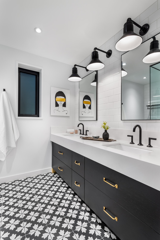 Пример оригинального дизайна: ванная комната среднего размера в стиле лофт с плоскими фасадами, черными фасадами, угловым душем, унитазом-моноблоком, белой плиткой, керамогранитной плиткой, белыми стенами, полом из керамогранита, врезной раковиной, столешницей из искусственного кварца, черным полом, душем с распашными дверями, белой столешницей, сиденьем для душа, тумбой под две раковины и встроенной тумбой