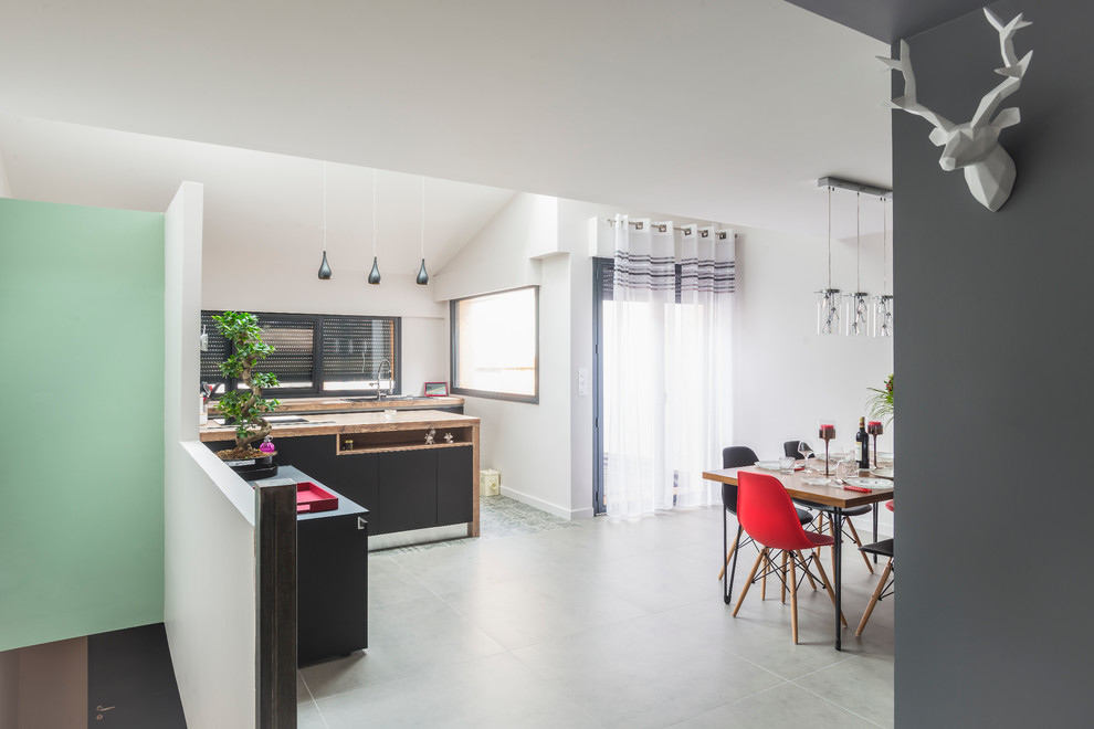 Inspiration for a large contemporary u-shaped open plan kitchen in Grenoble with a double-bowl sink, recessed-panel cabinets, black cabinets, wood benchtops, panelled appliances, ceramic floors and with island.