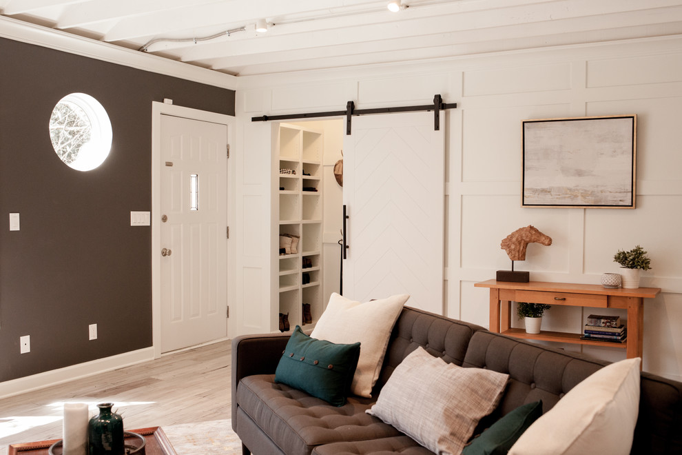 Transitional entryway photo in Omaha